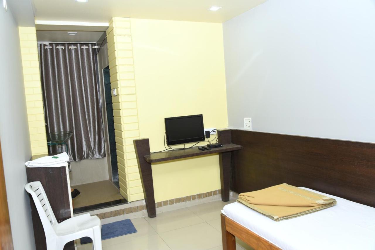 Oyo 67509 Hotel Tukson Narayangaon Exterior foto